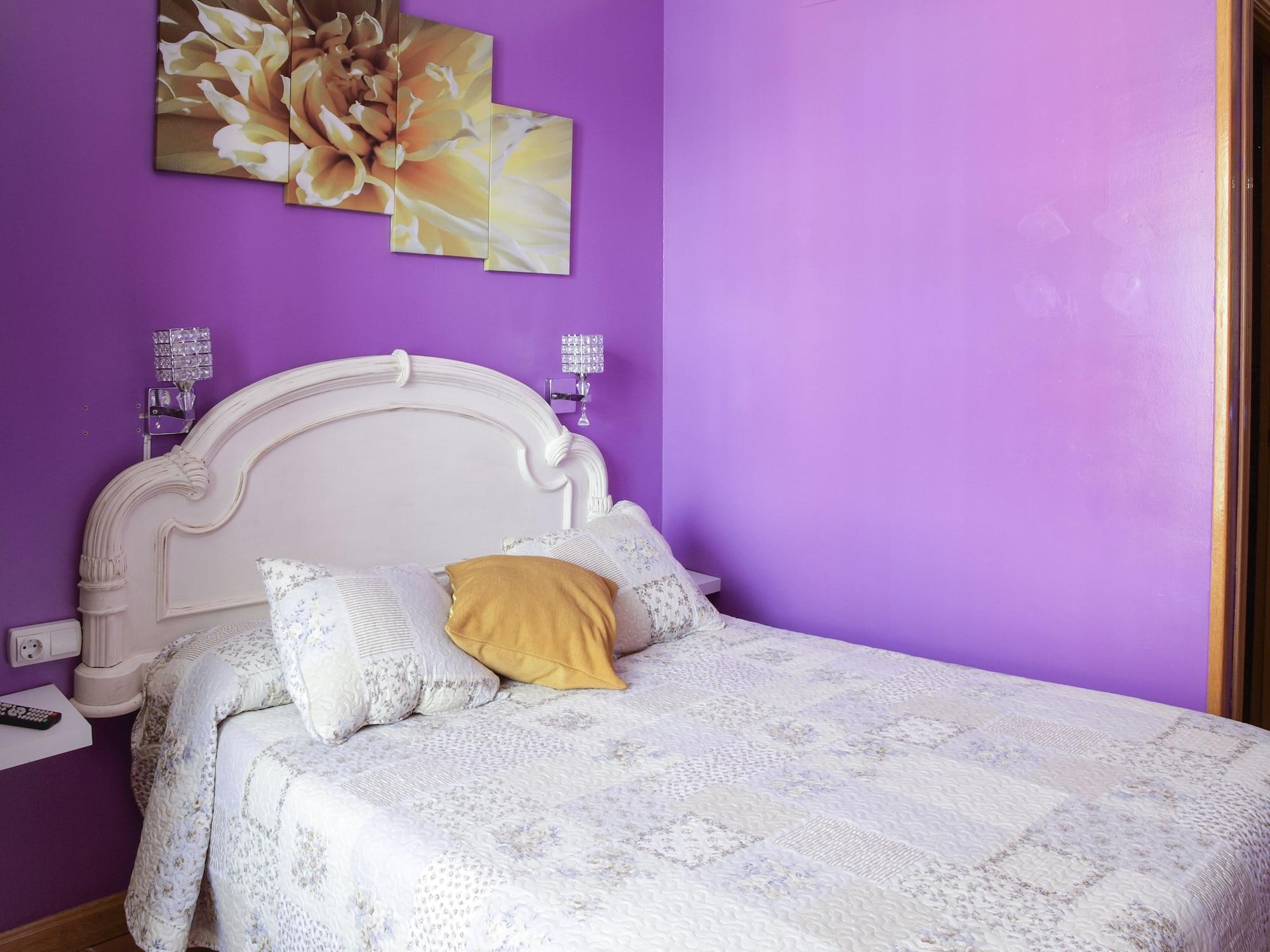 Rc Miguel Angel Vandrehjem Madrid Eksteriør billede A bedroom with purple walls