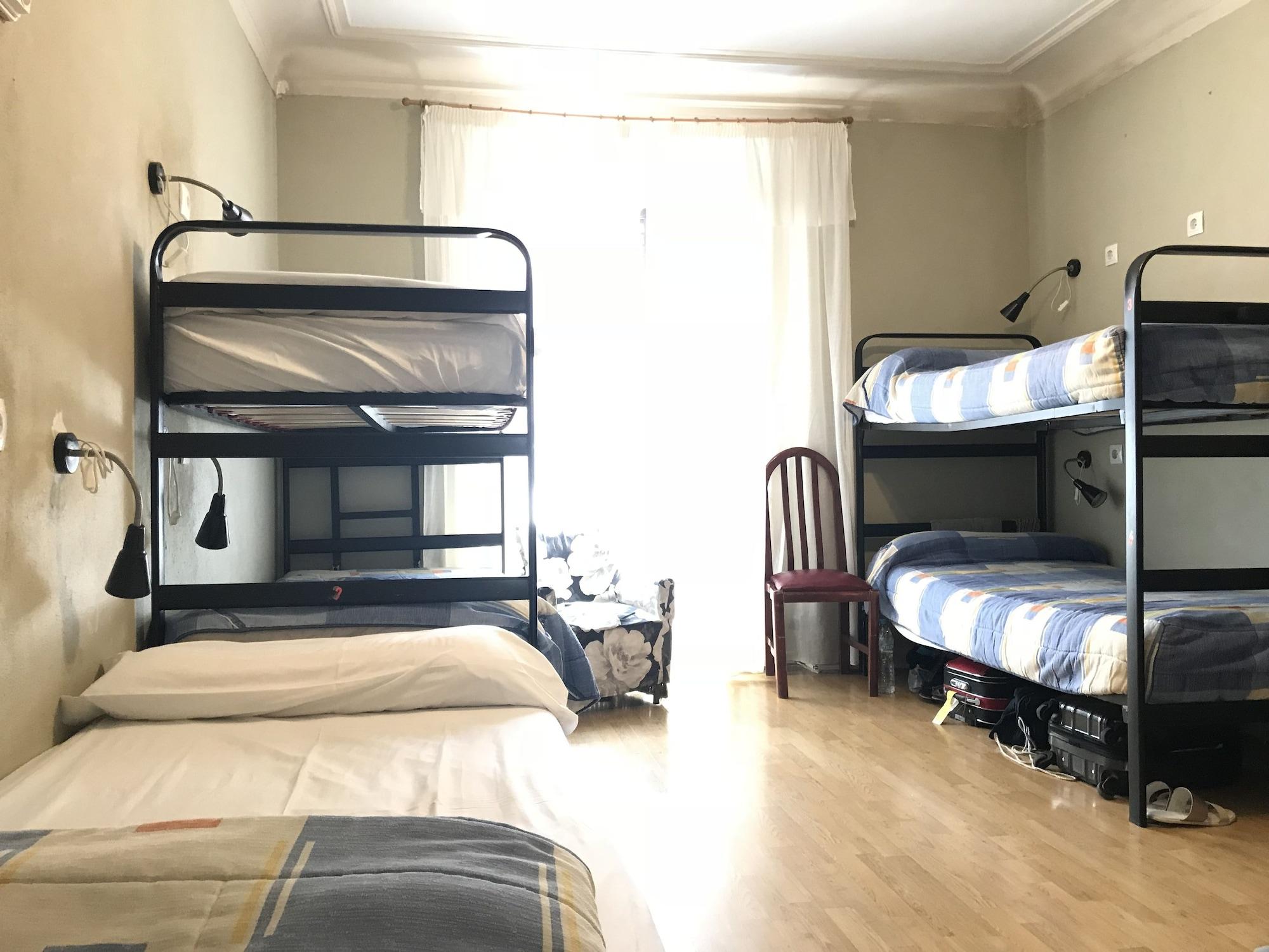 Rc Miguel Angel Vandrehjem Madrid Eksteriør billede Hostel room in Madrid, Spain