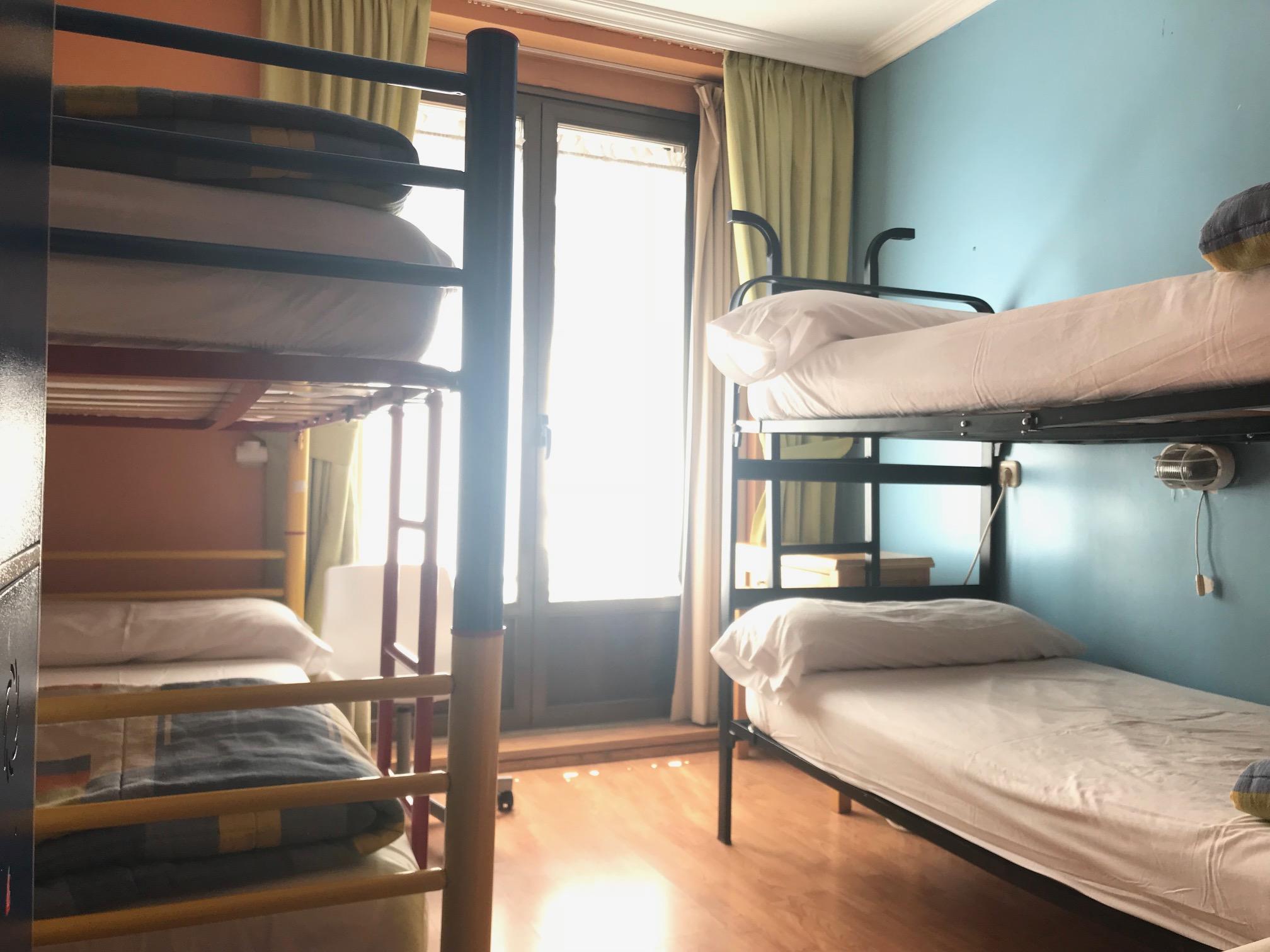 Rc Miguel Angel Vandrehjem Madrid Eksteriør billede A typical hostel room