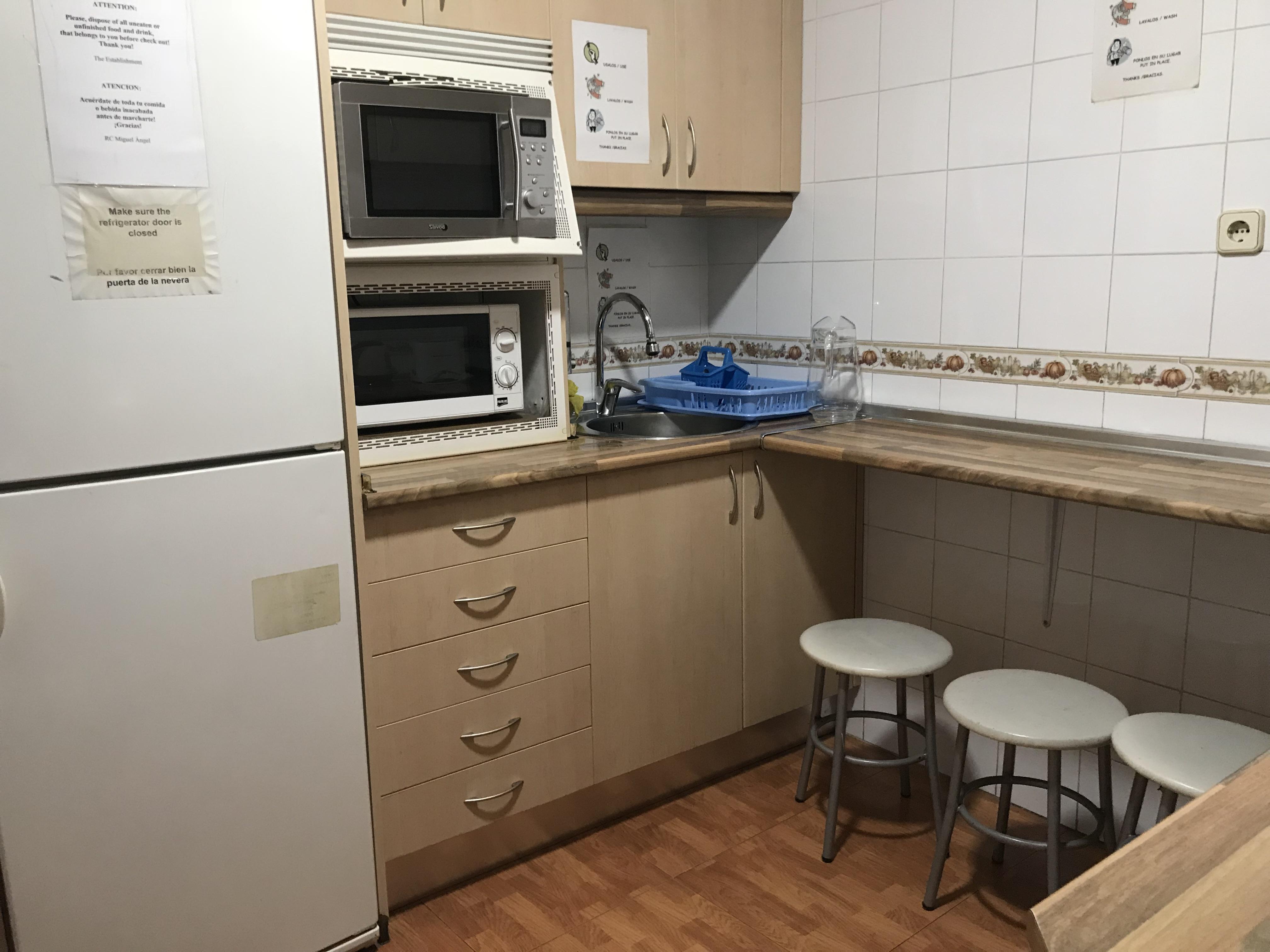 Rc Miguel Angel Vandrehjem Madrid Eksteriør billede A shared kitchen at a hostel