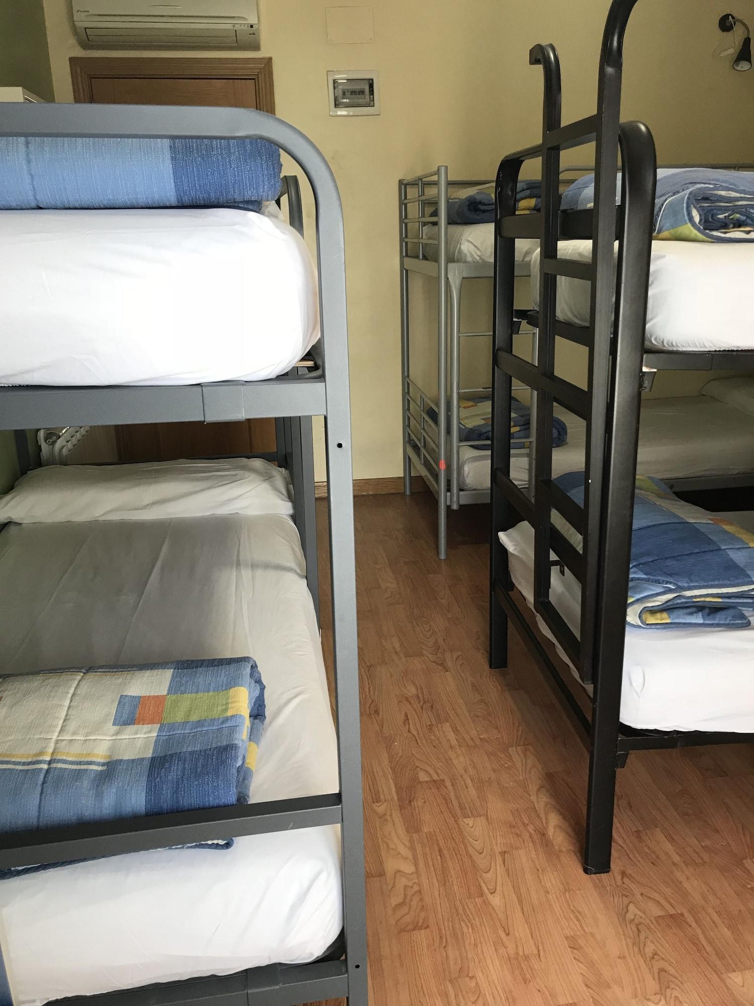 Rc Miguel Angel Vandrehjem Madrid Eksteriør billede A typical hostel room