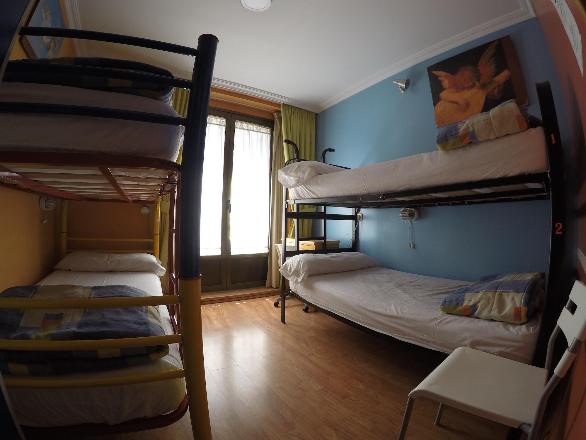 Rc Miguel Angel Vandrehjem Madrid Eksteriør billede Hostel room in Madrid, Spain