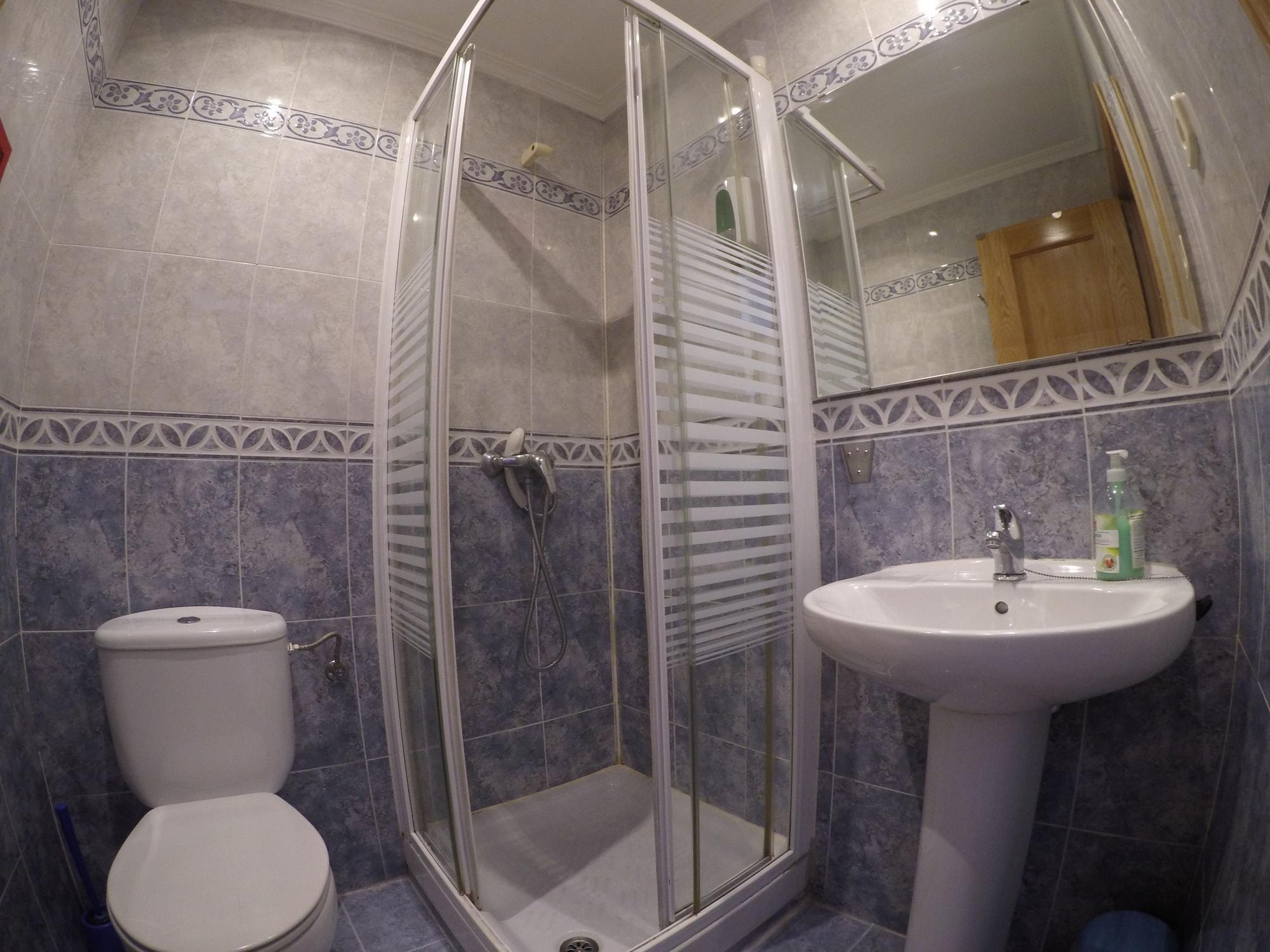 Rc Miguel Angel Vandrehjem Madrid Eksteriør billede A shower cubicle
