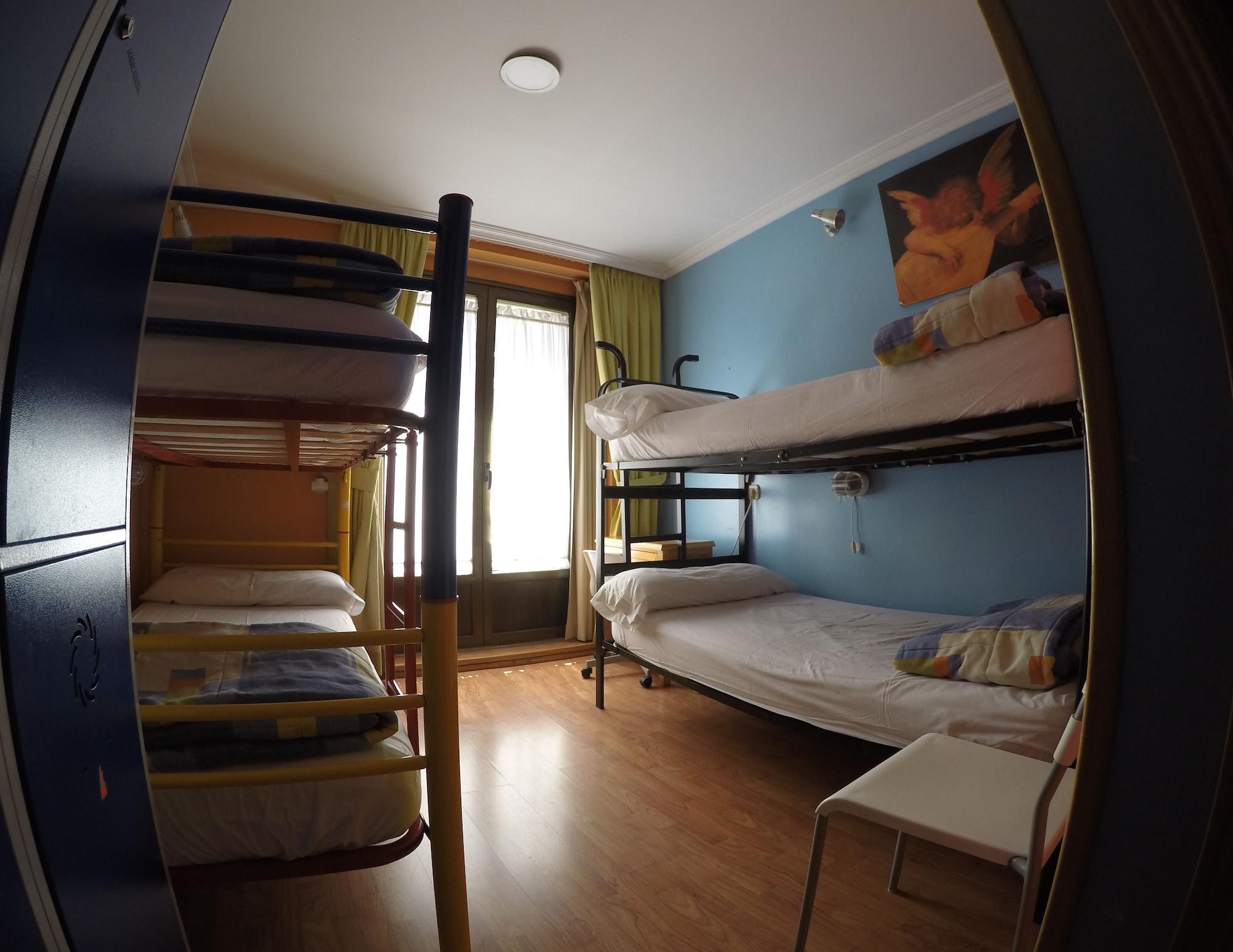 Rc Miguel Angel Vandrehjem Madrid Eksteriør billede Hostel room in Madrid, Spain