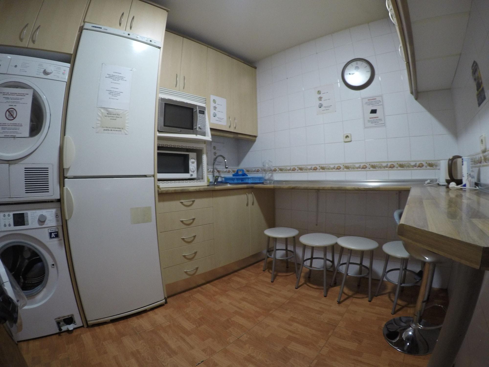 Rc Miguel Angel Vandrehjem Madrid Eksteriør billede A typical kitchen in a hostel