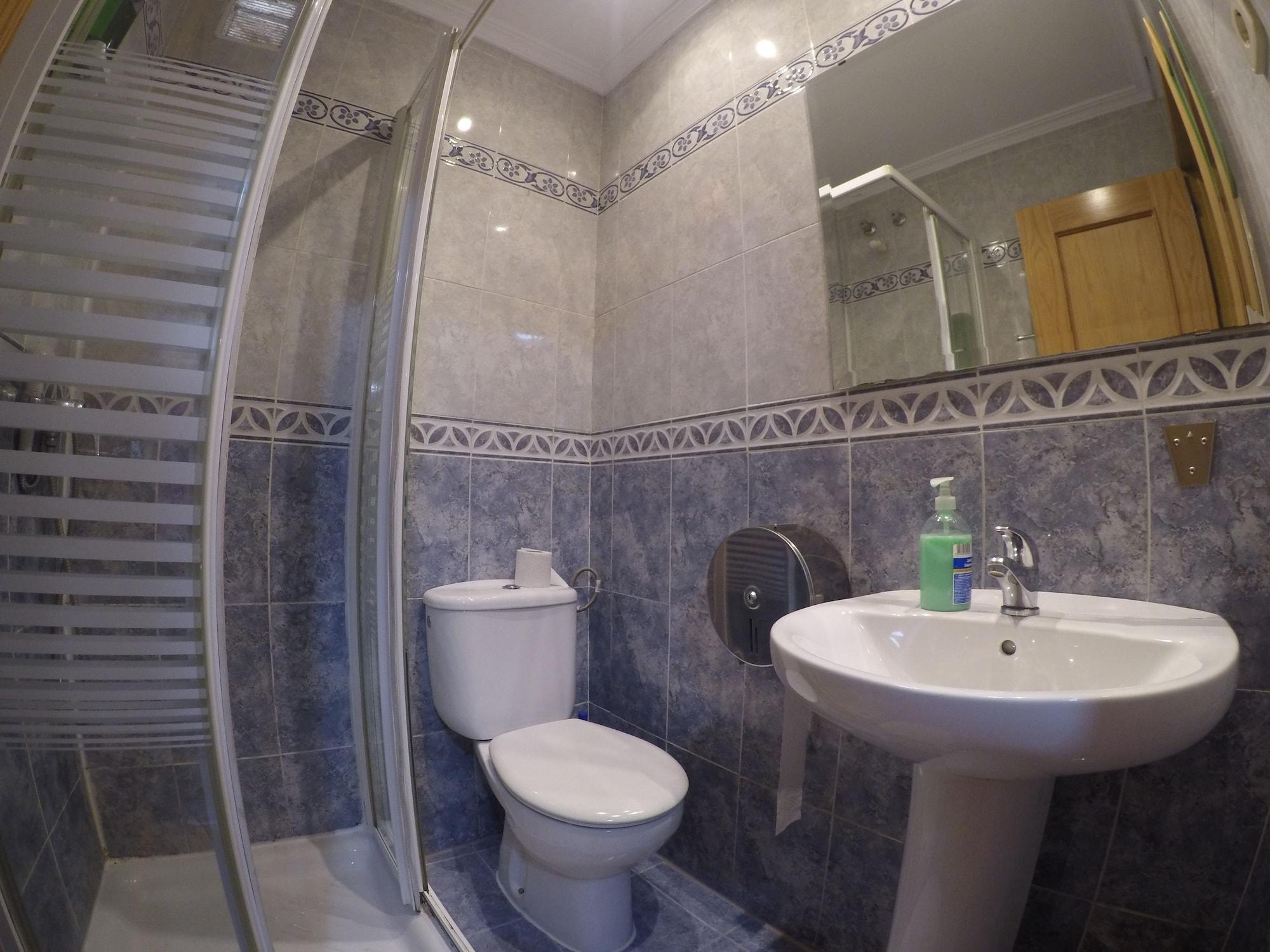 Rc Miguel Angel Vandrehjem Madrid Eksteriør billede Bathroom with shower cubicle