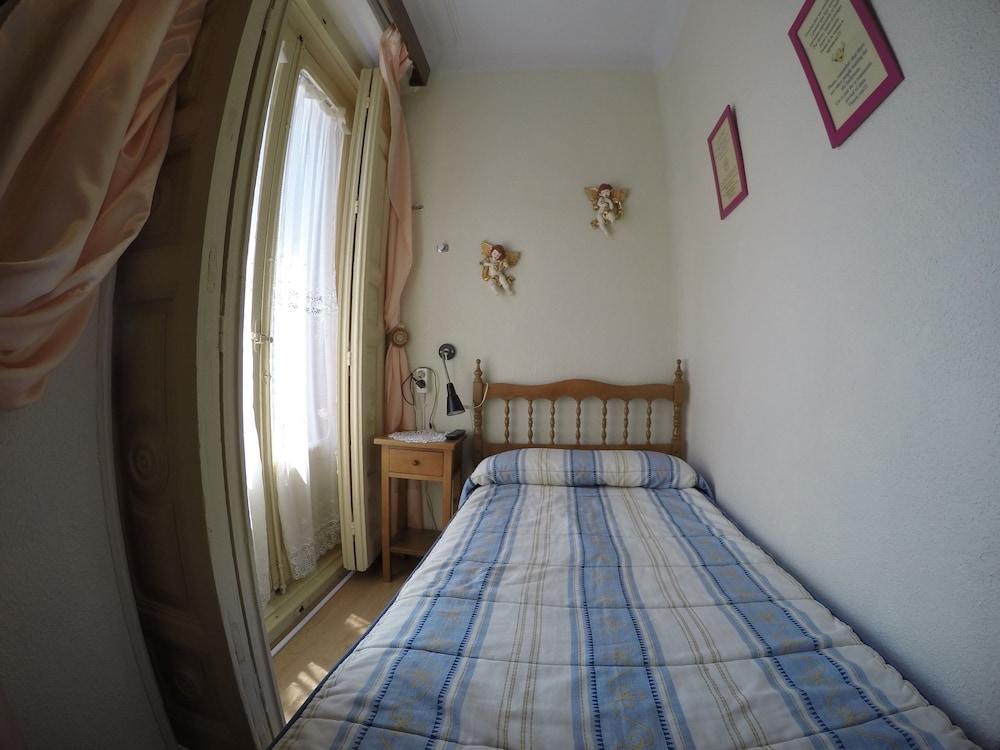 Rc Miguel Angel Vandrehjem Madrid Eksteriør billede A single bed