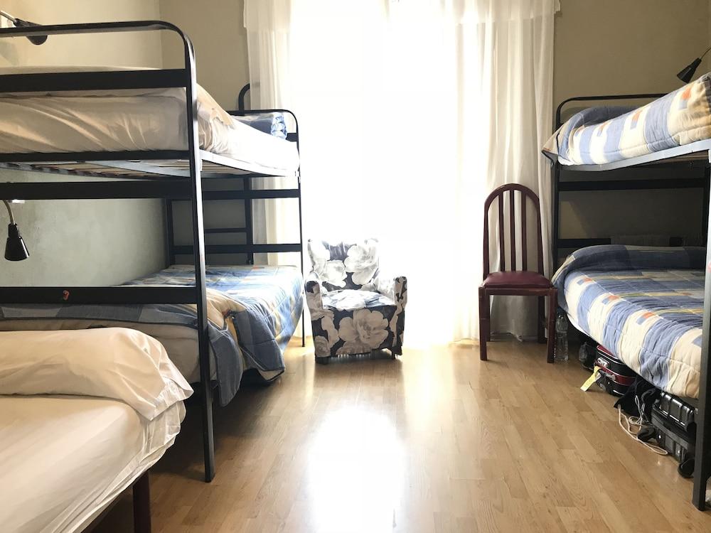 Rc Miguel Angel Vandrehjem Madrid Eksteriør billede A typical hostel room