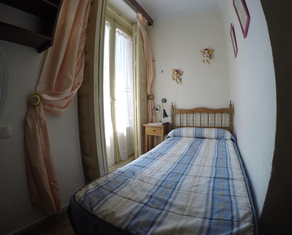 Rc Miguel Angel Vandrehjem Madrid Eksteriør billede A single room in a Spanish hostel
