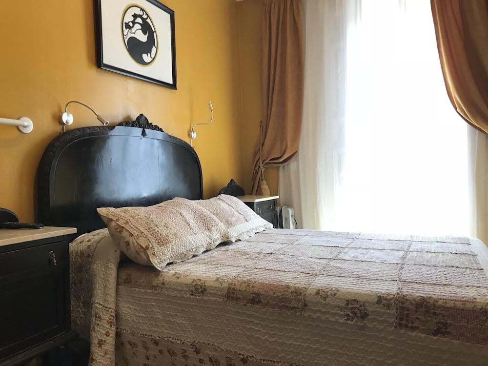 Rc Miguel Angel Vandrehjem Madrid Eksteriør billede A bed