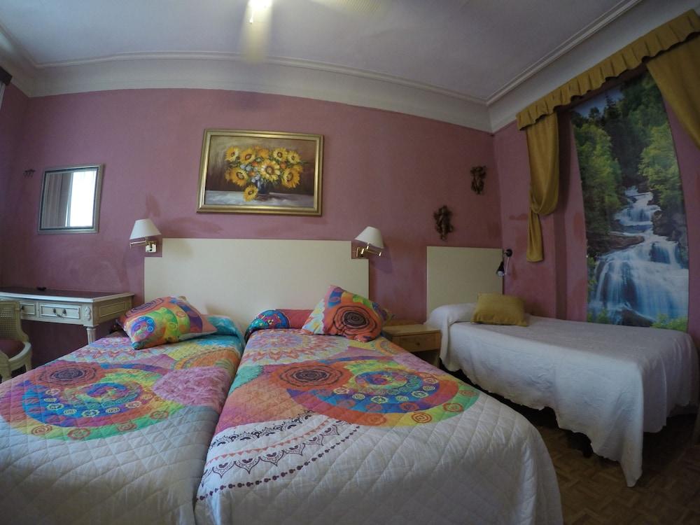 Rc Miguel Angel Vandrehjem Madrid Eksteriør billede A room at the hotel