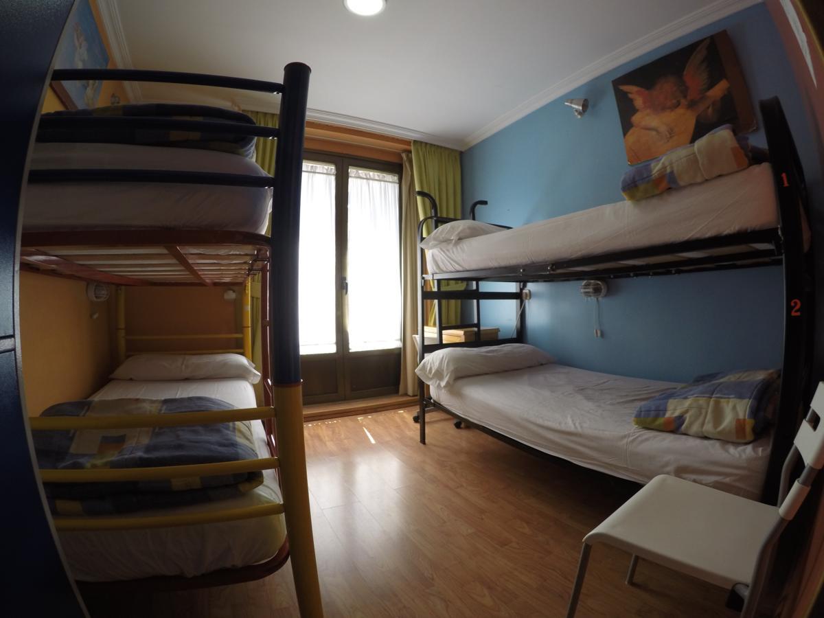 Rc Miguel Angel Vandrehjem Madrid Eksteriør billede Hostel room in Madrid, Spain