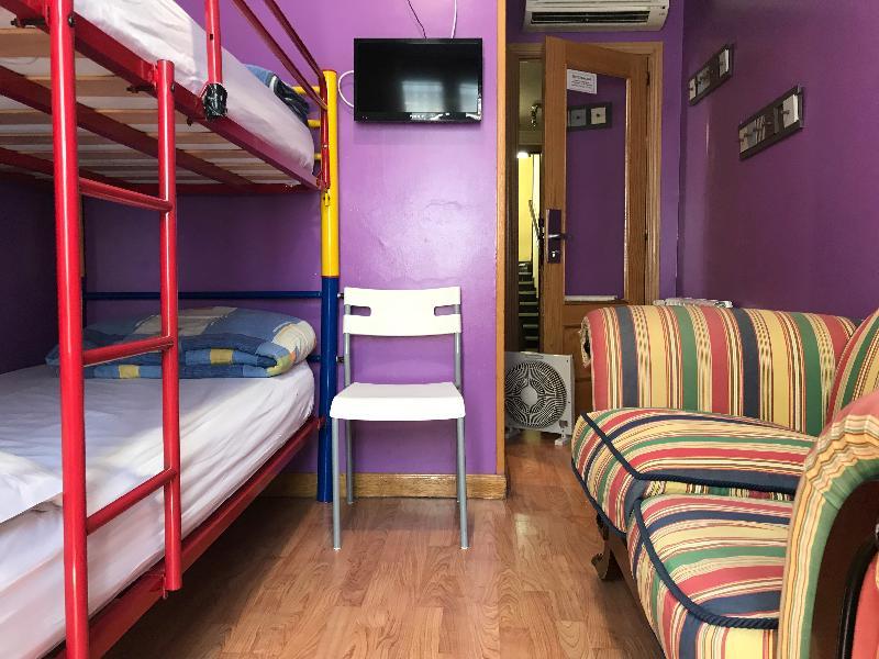 Rc Miguel Angel Vandrehjem Madrid Eksteriør billede Hostel room in Madrid, Spain