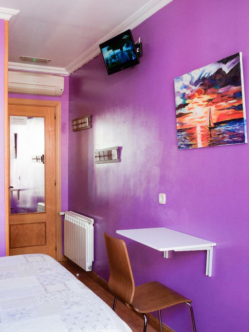 Rc Miguel Angel Vandrehjem Madrid Eksteriør billede A room with purple walls